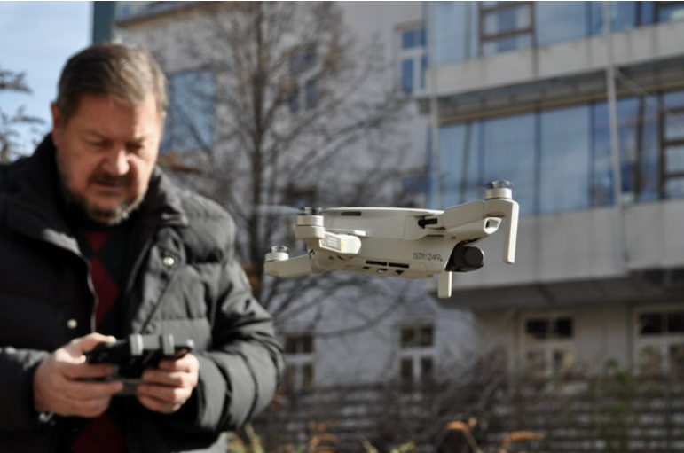 Dr. Alfred Pölzl mit Drohne