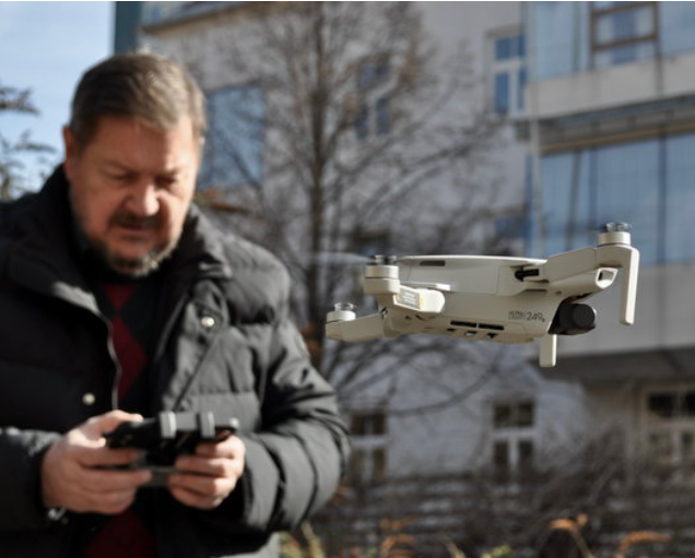 Dr. Alfred Pölzl mit Drohne